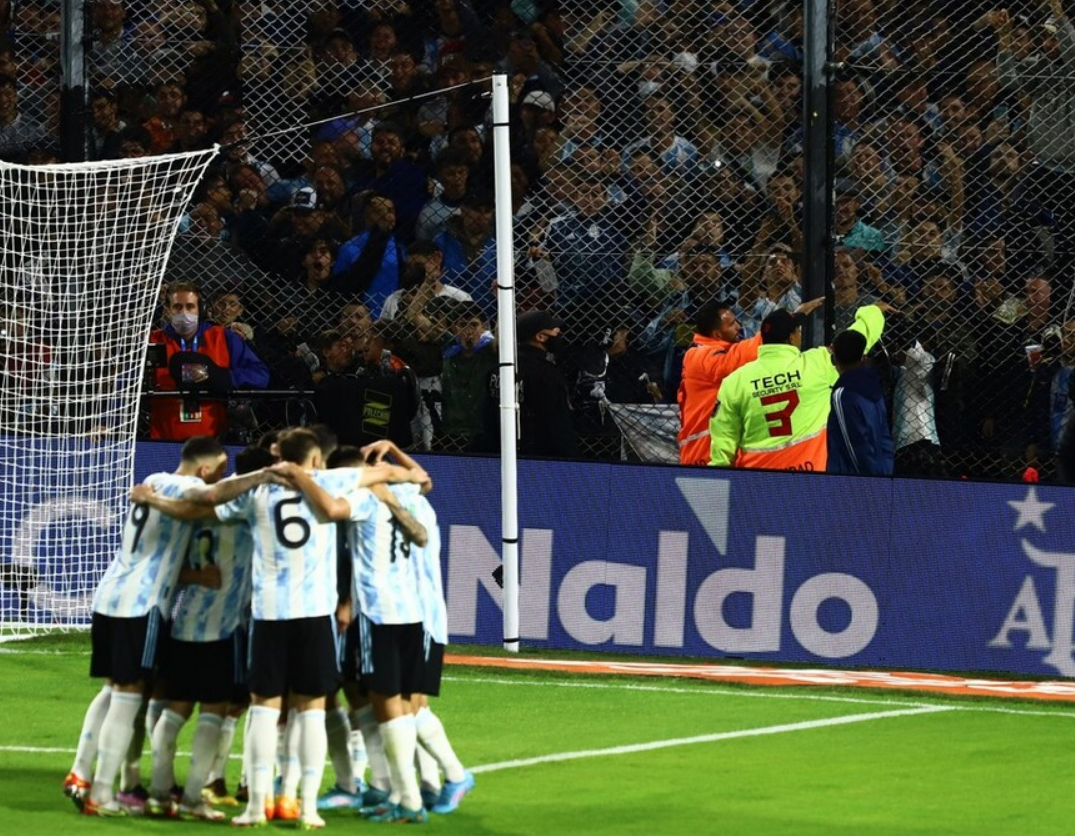 冰火两重天！梅西在大巴黎被球迷嘘，回到国家队球迷高唱赞歌