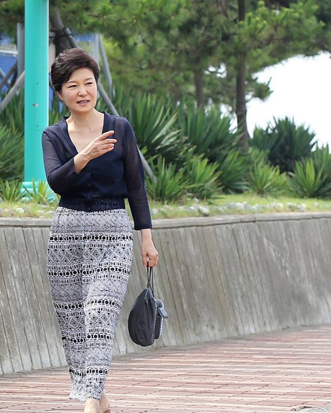 朴槿惠出院被拍，70岁脸上没皱纹还这么年轻，不愧是<a href=