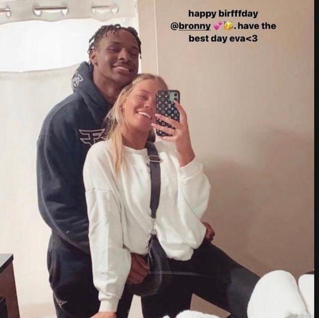 青出于蓝！詹姆斯儿子已与大3岁女友同居，还签下高奢内衣代言