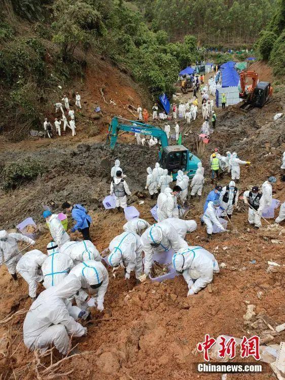 救援人员用手一点点挖出遗物