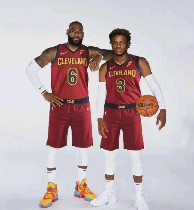 青出于蓝！詹姆斯儿子已与大3岁女友同居，还签下高奢内衣代言