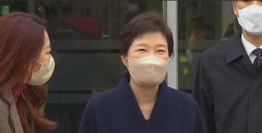 朴槿惠出院被拍，70岁脸上没皱纹还这么年轻，不愧是<a href=