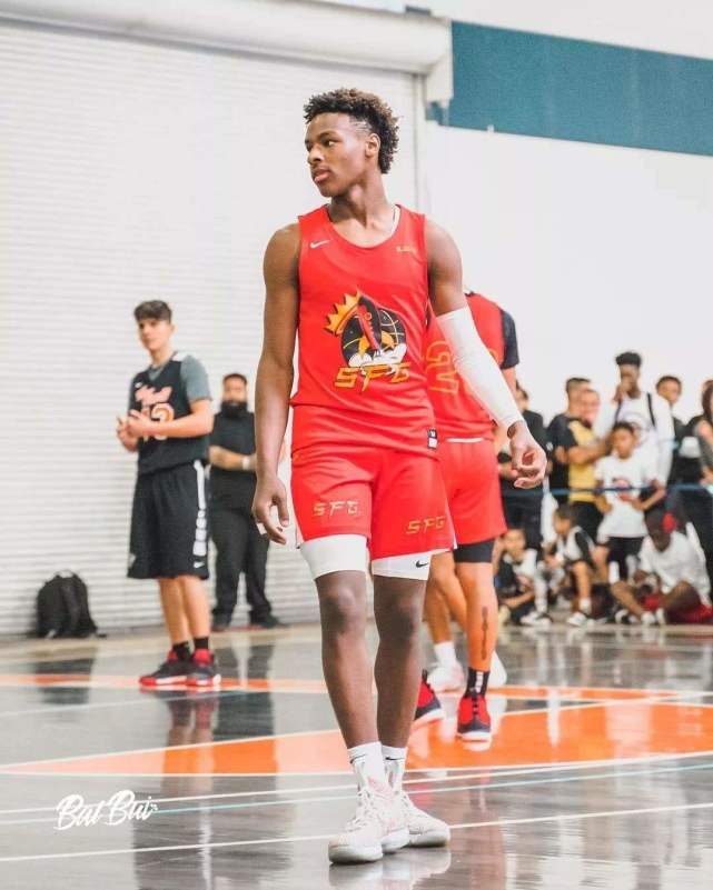 青出于蓝！詹姆斯儿子已与大3岁女友同居，还签下高奢内衣代言