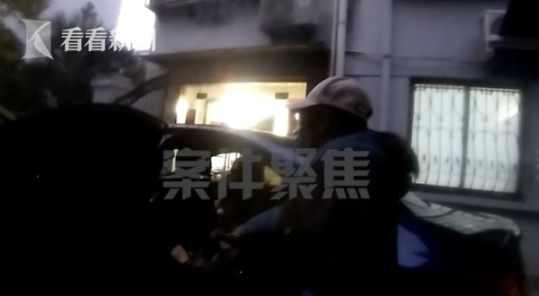 封控小区一居民上吐下泻 民警紧急联动闭环送医休闲区蓝鸢梦想 - Www.slyday.coM 封控小区一居民上吐下泻 民警紧急联动闭环送医休闲区蓝鸢梦想 - Www.slyday.coM