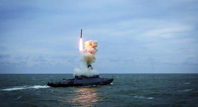 登陆舰被圆点U击沉,俄军报复转瞬即至,口径摧毁乌最大燃料基地休闲区蓝鸢梦想 - Www.slyday.coM 登陆舰被圆点U击沉,俄军报复转瞬即至,口径摧毁乌最大燃料基地休闲区蓝鸢梦想 - Www.slyday.coM