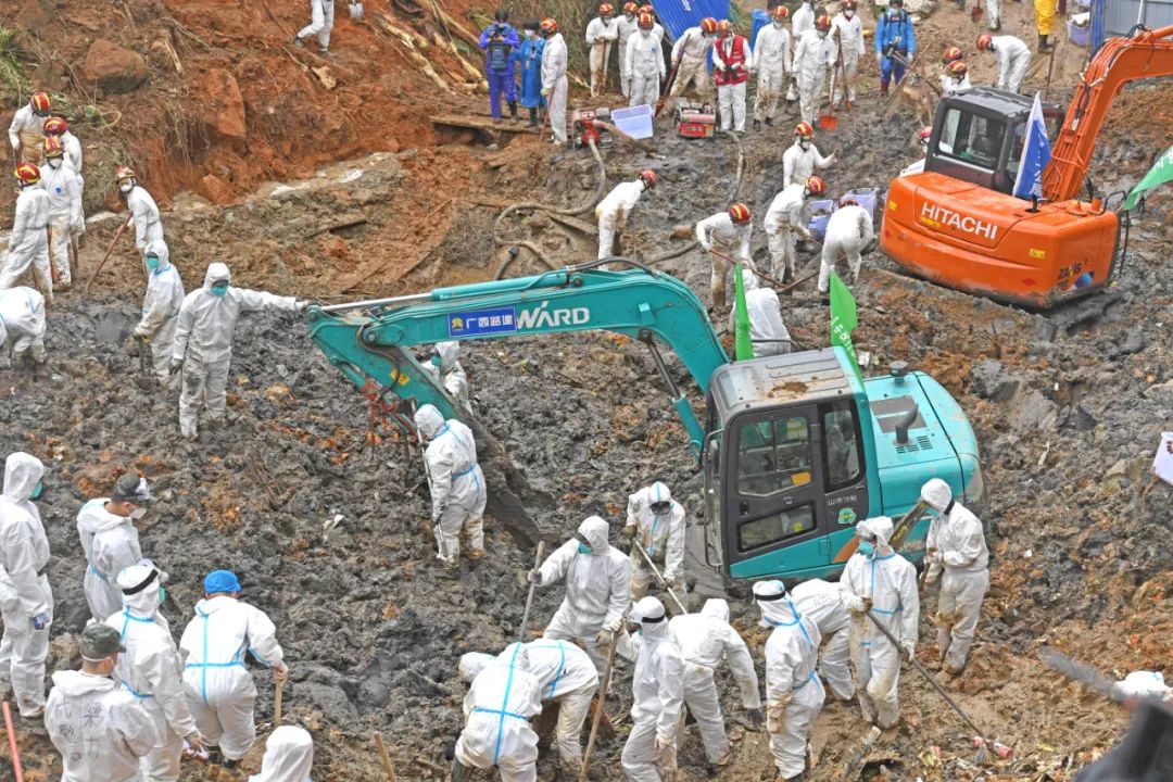 3月25日，搜救人员在事故核心现场进行搜寻工作。新华社记者 周华 摄
