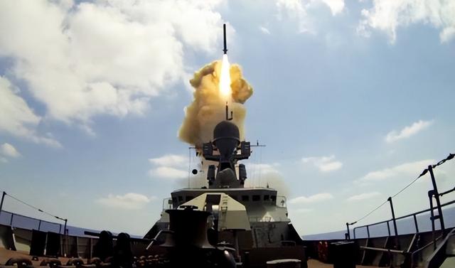 登陆舰被圆点U击沉,俄军报复转瞬即至,口径摧毁乌最大燃料基地休闲区蓝鸢梦想 - Www.slyday.coM 登陆舰被圆点U击沉,俄军报复转瞬即至,口径摧毁乌最大燃料基地休闲区蓝鸢梦想 - Www.slyday.coM