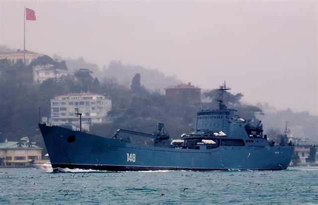 登陆舰被圆点U击沉,俄军报复转瞬即至,口径摧毁乌最大燃料基地休闲区蓝鸢梦想 - Www.slyday.coM 登陆舰被圆点U击沉,俄军报复转瞬即至,口径摧毁乌最大燃料基地休闲区蓝鸢梦想 - Www.slyday.coM