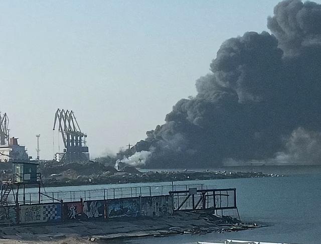 登陆舰被圆点U击沉,俄军报复转瞬即至,口径摧毁乌最大燃料基地休闲区蓝鸢梦想 - Www.slyday.coM 登陆舰被圆点U击沉,俄军报复转瞬即至,口径摧毁乌最大燃料基地休闲区蓝鸢梦想 - Www.slyday.coM