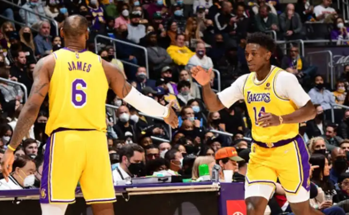 37分12板12助！加盟湖人成拼命三郎，兢兢业业任劳任怨，令人敬佩