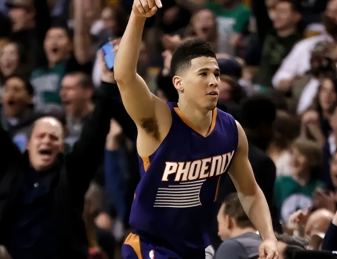 NBA布克狂砍40分带领太阳队逆转取胜 关键三分锁定胜局展现巨星风采