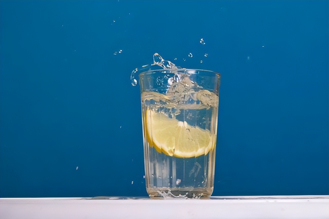喝柠檬水可以降尿酸吗？建议：这4种水才是“降酸王”，不妨多喝
