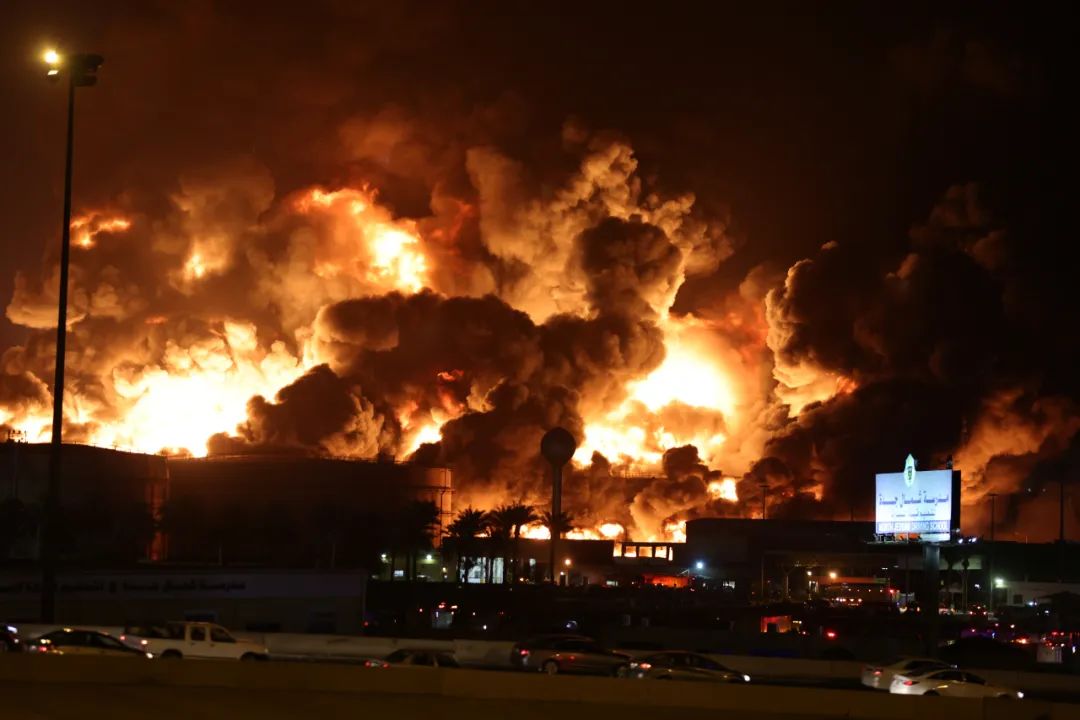 当地时间2022年3月25日，沙特吉达，当地石油设施遭遇袭击，现场火光和浓烟直冲天际。图/IC photo
