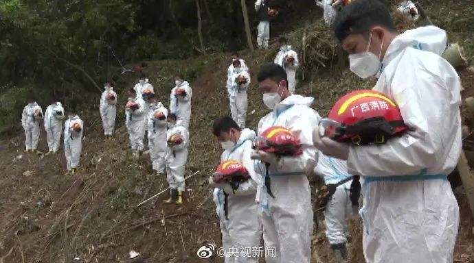 事故现场鸣笛致哀!第二个黑匣子已找到休闲区蓝鸢梦想 - Www.slyday.coM 事故现场鸣笛致哀!第二个黑匣子已找到休闲区蓝鸢梦想 - Www.slyday.coM