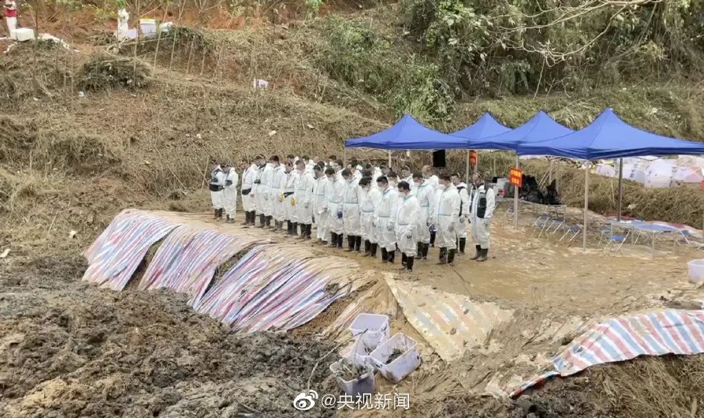 哀悼!刚刚,MU5735事故现场,鸣笛,肃立,默哀……休闲区蓝鸢梦想 - Www.slyday.coM 哀悼!刚刚,MU5735事故现场,鸣笛,肃立,默哀……休闲区蓝鸢梦想 - Www.slyday.coM