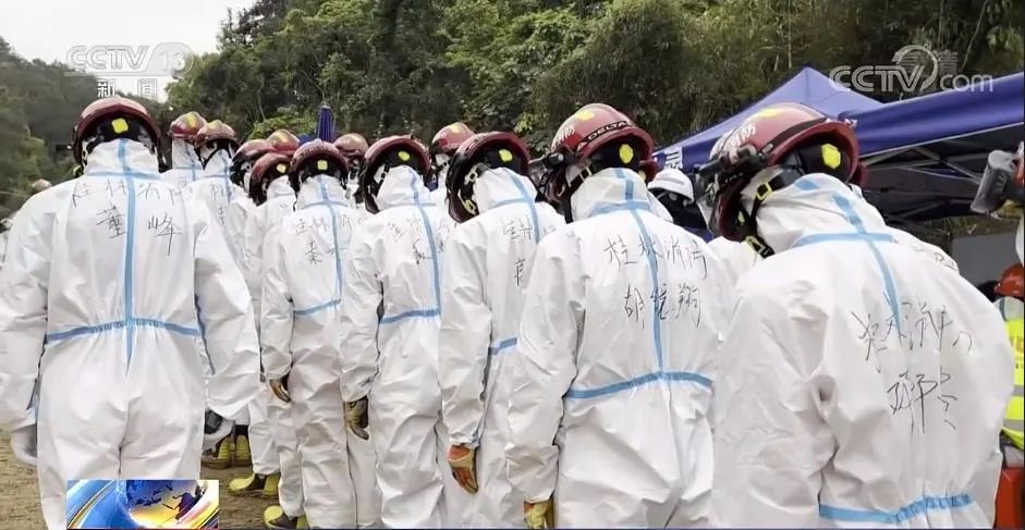 哀悼!刚刚,MU5735事故现场,鸣笛,肃立,默哀……休闲区蓝鸢梦想 - Www.slyday.coM 哀悼!刚刚,MU5735事故现场,鸣笛,肃立,默哀……休闲区蓝鸢梦想 - Www.slyday.coM