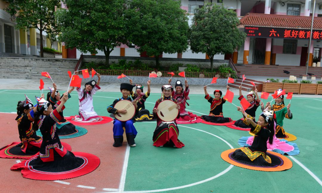 Intangible cultural heritage of Vietnam and West into the campus series of activities