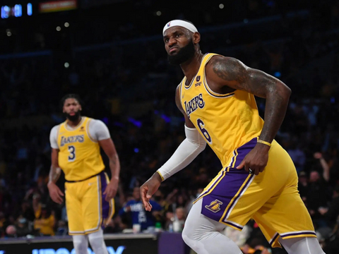 湖人浓眉强势回归赛场单场轰下40分10篮板震撼联盟