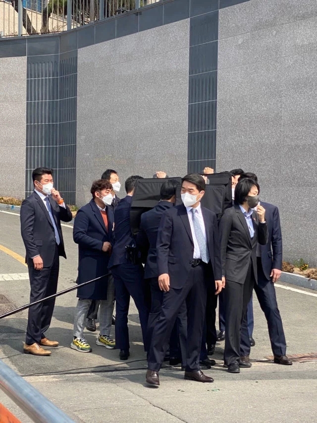 飞身一跃 为朴槿惠挡酒瓶的女保镖迅速在<a href=