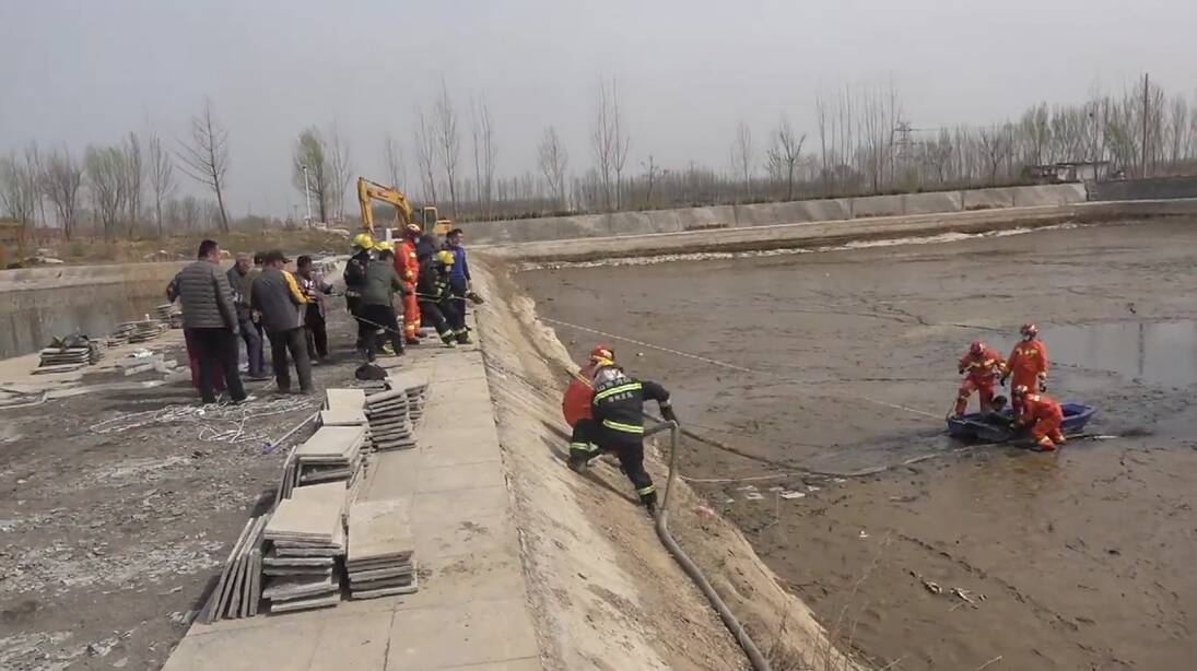 德州一男子捕鱼深陷淤泥 消防员、村民上演“拔河式”施救休闲区蓝鸢梦想 - Www.slyday.coM 德州一男子捕鱼深陷淤泥 消防员、村民上演“拔河式”施救休闲区蓝鸢梦想 - Www.slyday.coM