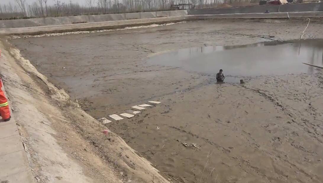 德州一男子捕鱼深陷淤泥 消防员、村民上演“拔河式”施救休闲区蓝鸢梦想 - Www.slyday.coM 德州一男子捕鱼深陷淤泥 消防员、村民上演“拔河式”施救休闲区蓝鸢梦想 - Www.slyday.coM