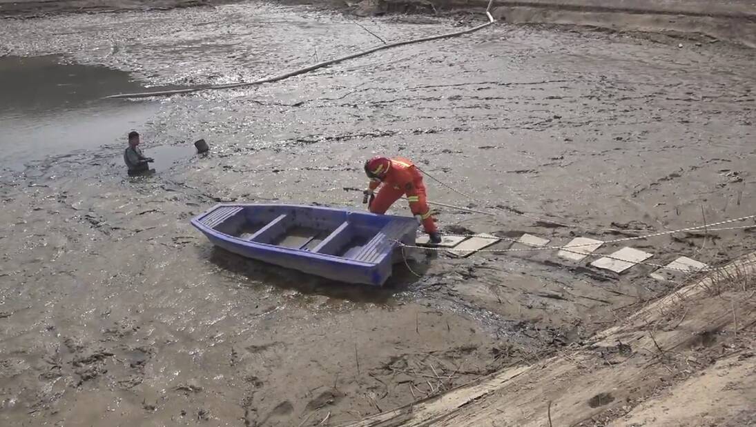 德州一男子捕鱼深陷淤泥 消防员、村民上演“拔河式”施救休闲区蓝鸢梦想 - Www.slyday.coM 德州一男子捕鱼深陷淤泥 消防员、村民上演“拔河式”施救休闲区蓝鸢梦想 - Www.slyday.coM