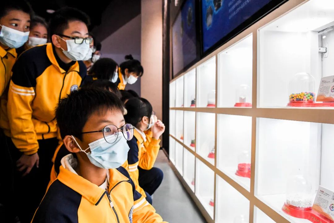 广西兴业县禁毒教育基地联合辖区内部分中学师生共同开展“识毒、防毒”主题实践课活动? 曹?铭 / 摄