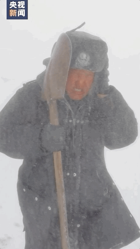 民警在暴雪中救援被困群众,网友:看到这张被冻得通红的脸太心疼了!休闲区蓝鸢梦想 - Www.slyday.coM 民警在暴雪中救援被困群众,网友:看到这张被冻得通红的脸太心疼了!休闲区蓝鸢梦想 - Www.slyday.coM