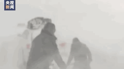 民警在暴雪中救援被困群众,网友:看到这张被冻得通红的脸太心疼了!休闲区蓝鸢梦想 - Www.slyday.coM 民警在暴雪中救援被困群众,网友:看到这张被冻得通红的脸太心疼了!休闲区蓝鸢梦想 - Www.slyday.coM