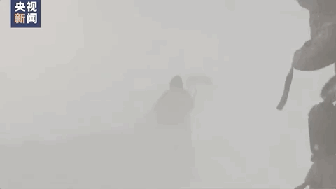 民警在暴雪中救援被困群众,网友:看到这张被冻得通红的脸太心疼了!休闲区蓝鸢梦想 - Www.slyday.coM 民警在暴雪中救援被困群众,网友:看到这张被冻得通红的脸太心疼了!休闲区蓝鸢梦想 - Www.slyday.coM