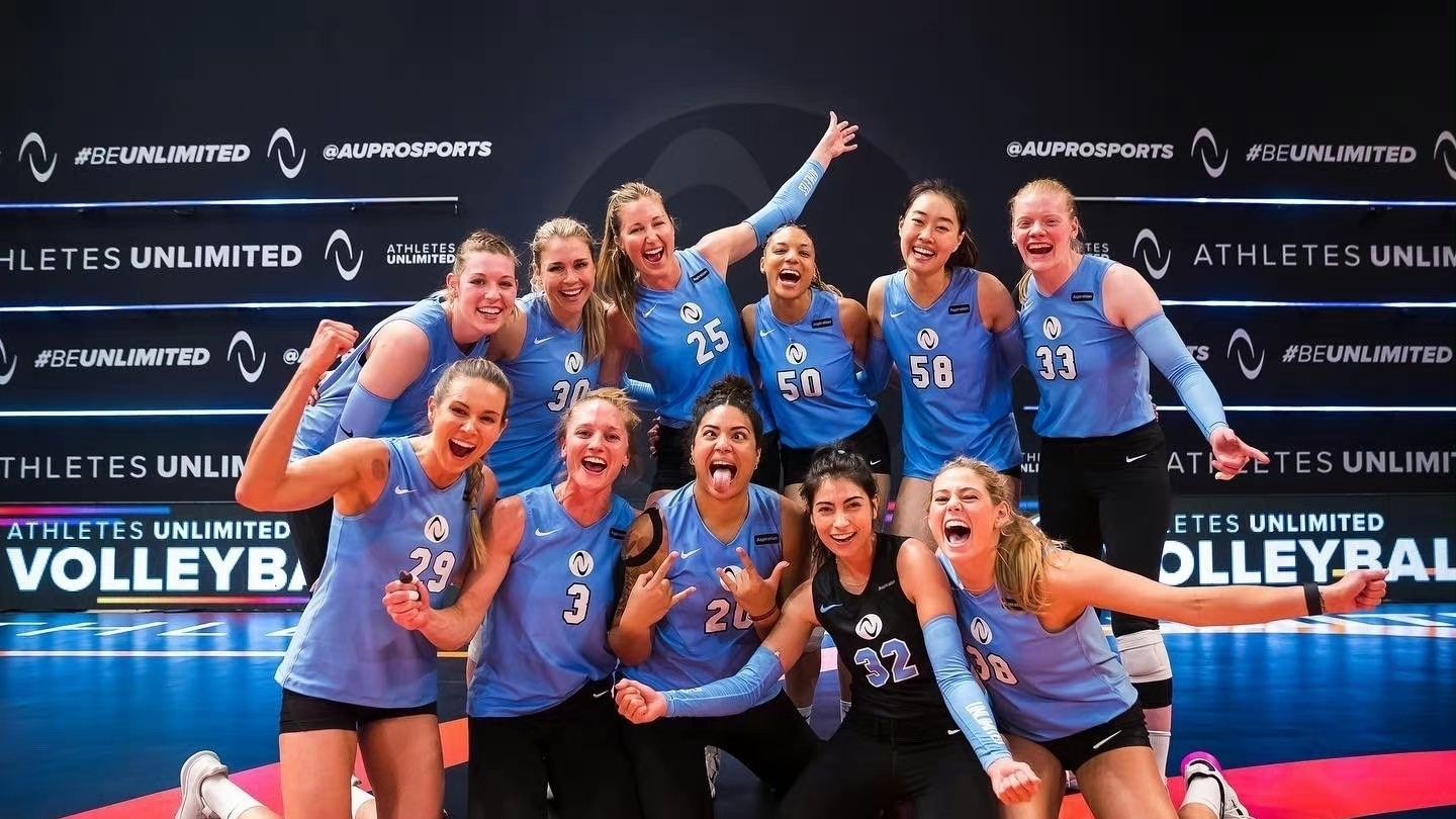 薛翼枝人缘不错，与队友打高尔夫，<a href=