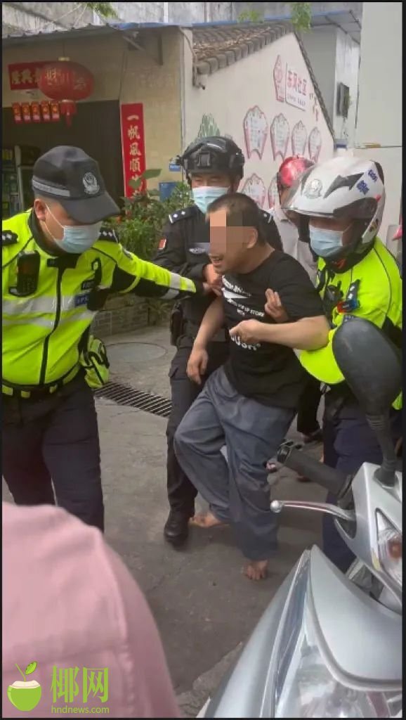 儋州一男子被压车底,众人合力抬车救人休闲区蓝鸢梦想 - Www.slyday.coM 儋州一男子被压车底,众人合力抬车救人休闲区蓝鸢梦想 - Www.slyday.coM