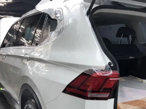 宝马贴车衣却被拆零件？店老板：操作失误，愿赔3万