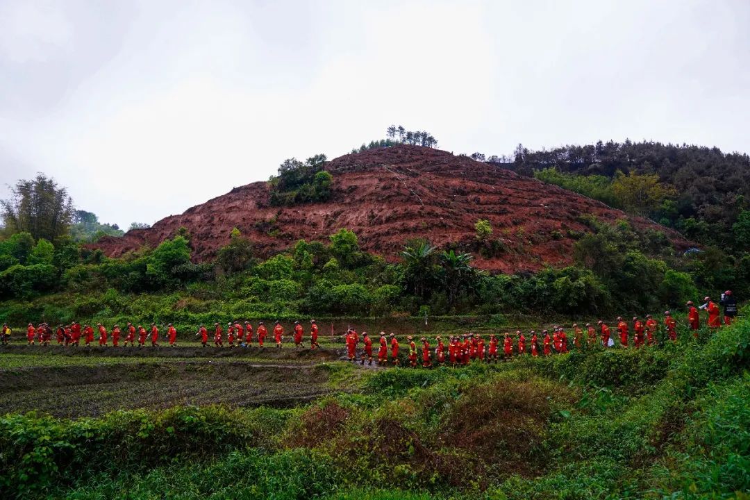 一名消防员在“ 3·21 ”东航飞行事故处置现场的工作日记休闲区蓝鸢梦想 - Www.slyday.coM 一名消防员在“ 3·21 ”东航飞行事故处置现场的工作日记休闲区蓝鸢梦想 - Www.slyday.coM