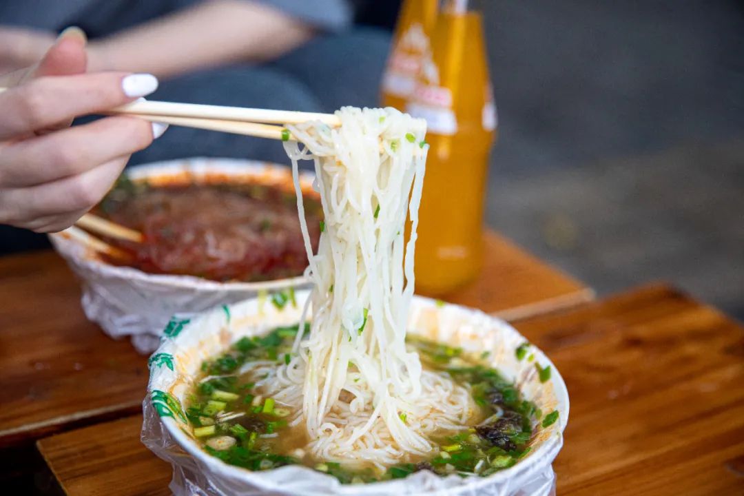 老西安的味道!20多年口碑米线老店!一代人的青春回忆!休闲区蓝鸢梦想 - Www.slyday.coM 老西安的味道!20多年口碑米线老店!一代人的青春回忆!休闲区蓝鸢梦想 - Www.slyday.coM