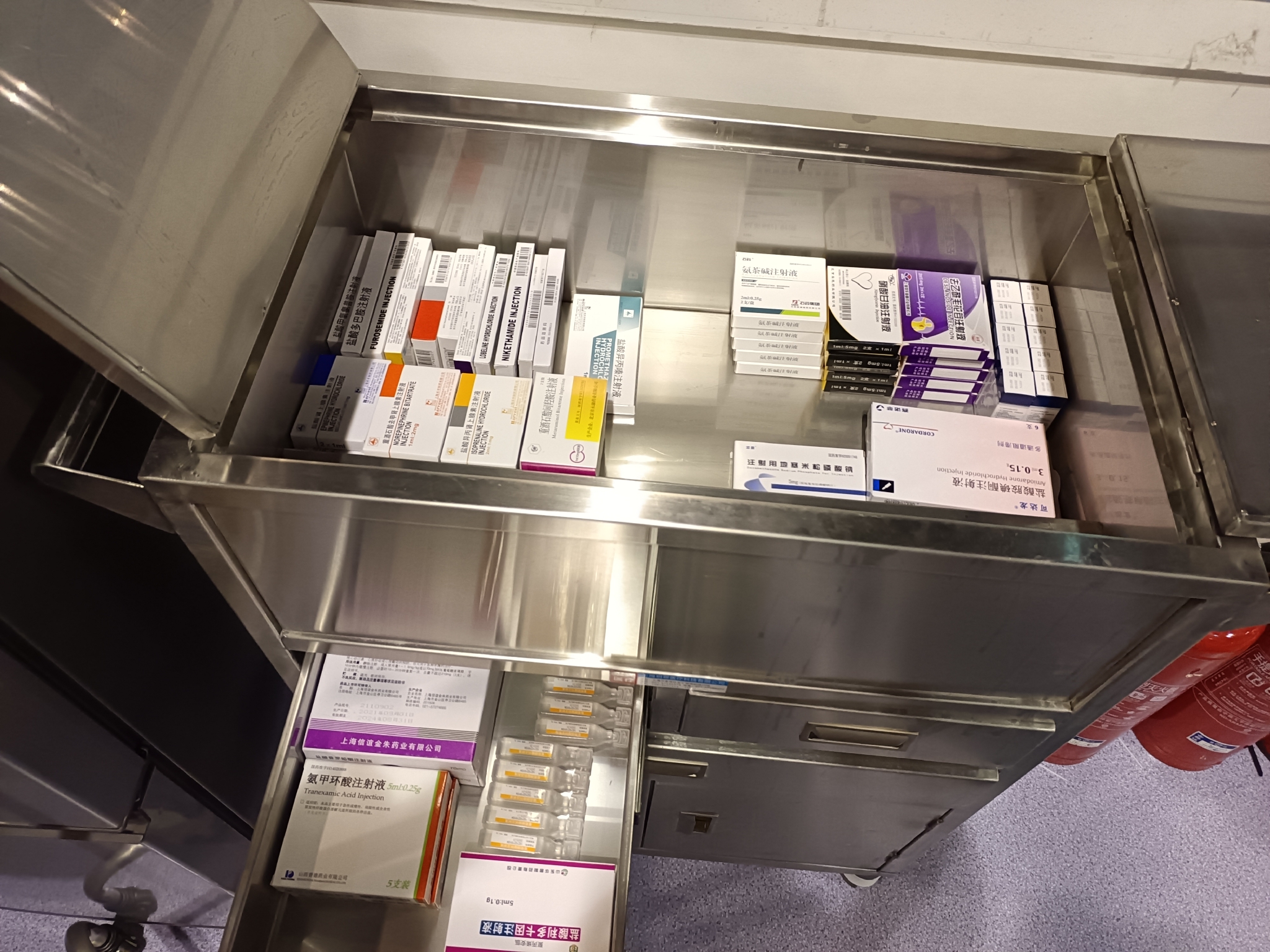病区内配备了输液装置、常用药品、心电图、AED和心电监护设备等。