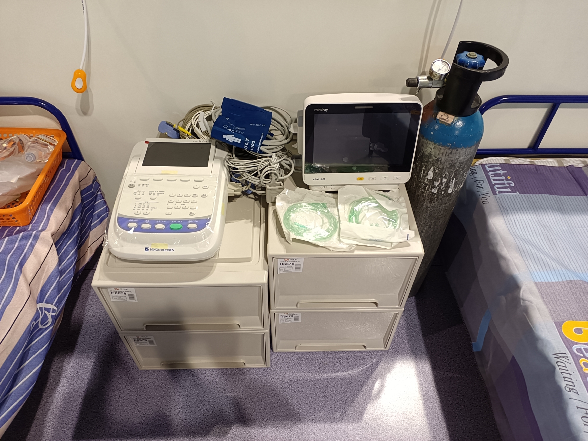 病区内配备了输液装置、常用药品、心电图、AED和心电监护设备等。