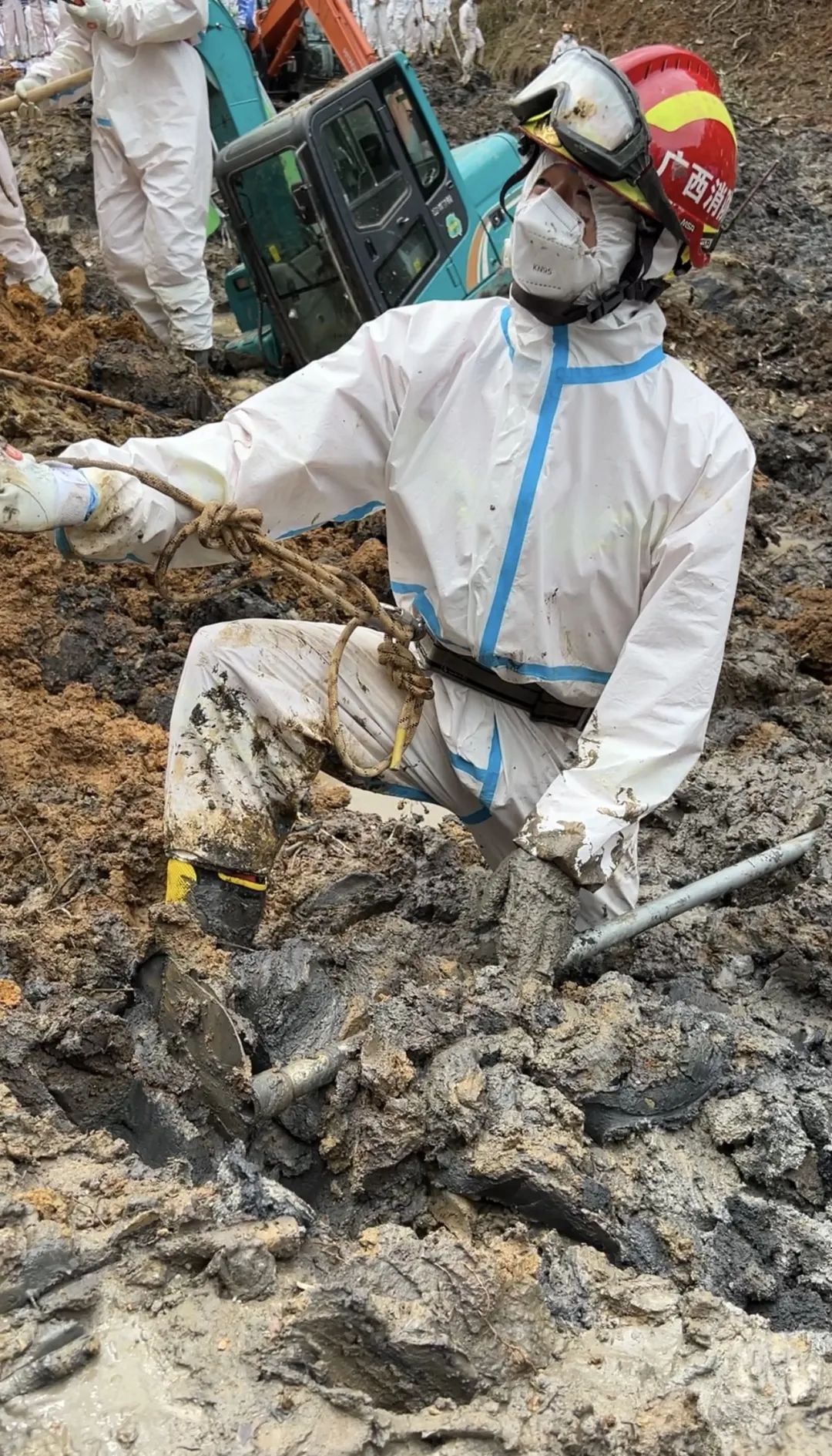 一名消防员在“ 3·21 ”东航飞行事故处置现场的工作日记休闲区蓝鸢梦想 - Www.slyday.coM 一名消防员在“ 3·21 ”东航飞行事故处置现场的工作日记休闲区蓝鸢梦想 - Www.slyday.coM