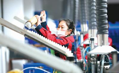 近年来,贵州省黔东南苗族侗族自治州锦屏县引进贵州亚狮龙体育文化产业发展有限公司落户经济开发区,解决了易地扶贫搬迁安置点贫困群众的就业问题。图为3月22日,该公司羽毛球生产基地员工赶制出口产品。杨晓海摄(人民视觉)