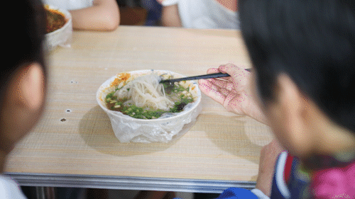 老西安的味道!20多年口碑米线老店!一代人的青春回忆!休闲区蓝鸢梦想 - Www.slyday.coM 老西安的味道!20多年口碑米线老店!一代人的青春回忆!休闲区蓝鸢梦想 - Www.slyday.coM