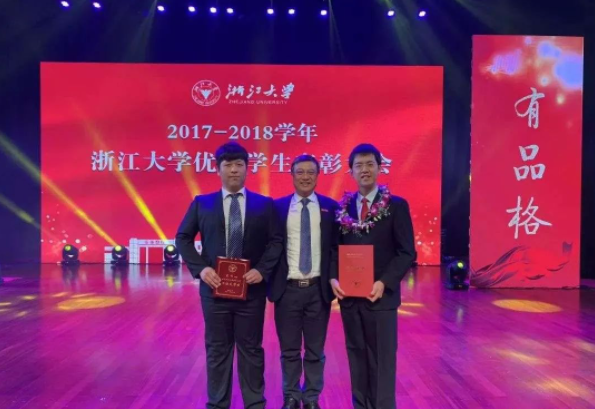 浙大博士生读博8年未毕业,选择送外卖维持生计,网友吵翻了!休闲区蓝鸢梦想 - Www.slyday.coM 浙大博士生读博8年未毕业,选择送外卖维持生计,网友吵翻了!休闲区蓝鸢梦想 - Www.slyday.coM