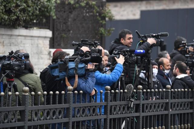 ▲3月29日，媒体记者聚集在土耳其伊斯坦布尔的俄乌代表团谈判会场外。图/新华社