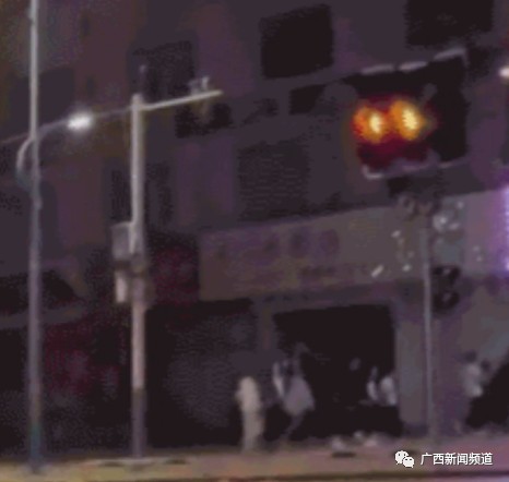 柳州街头一群“古惑仔”持棍棒殴打两男子 警方:一个都别想跑休闲区蓝鸢梦想 - Www.slyday.coM 柳州街头一群“古惑仔”持棍棒殴打两男子 警方:一个都别想跑休闲区蓝鸢梦想 - Www.slyday.coM