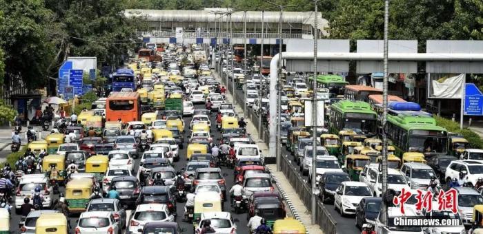 资料图：印度首都新德里街头堵车。