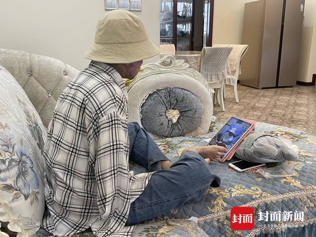 乔燕在用脚玩平板