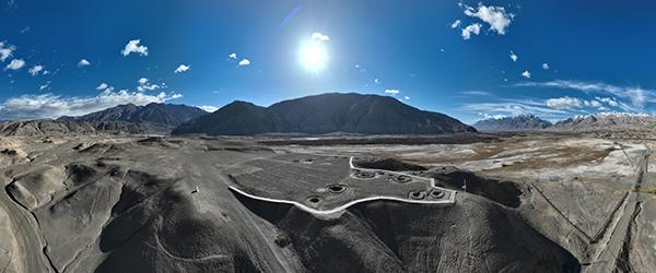 新疆塔什库尔干县高海拔吉尔赞喀勒墓地俯瞰图(闫旭光供图)