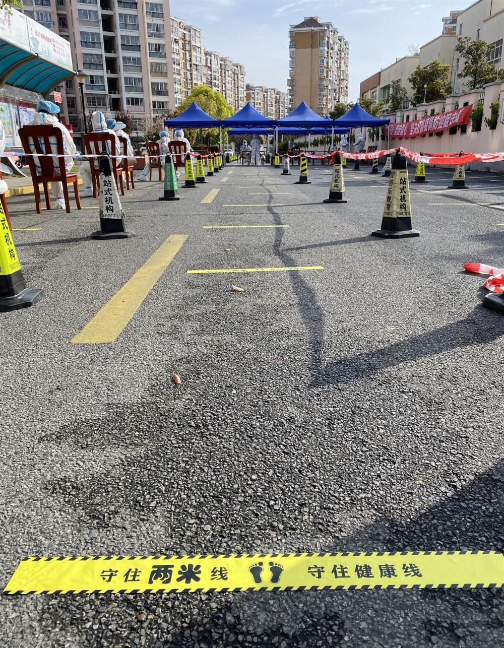 移动采样车、2米线黄框……上海核酸筛查创新连连,居民点赞休闲区蓝鸢梦想 - Www.slyday.coM 移动采样车、2米线黄框……上海核酸筛查创新连连,居民点赞休闲区蓝鸢梦想 - Www.slyday.coM