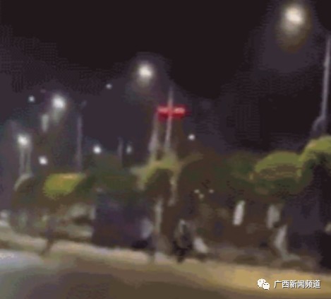 柳州街头一群“古惑仔”持棍棒殴打两男子 警方:一个都别想跑休闲区蓝鸢梦想 - Www.slyday.coM 柳州街头一群“古惑仔”持棍棒殴打两男子 警方:一个都别想跑休闲区蓝鸢梦想 - Www.slyday.coM