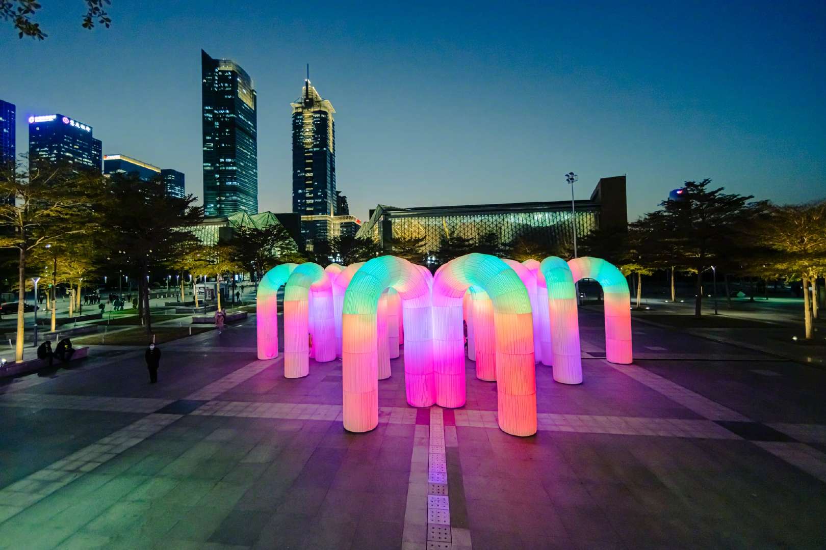 澳洲艺术团队 ENESS 制作的大型互动装置艺术，人走过的时候……