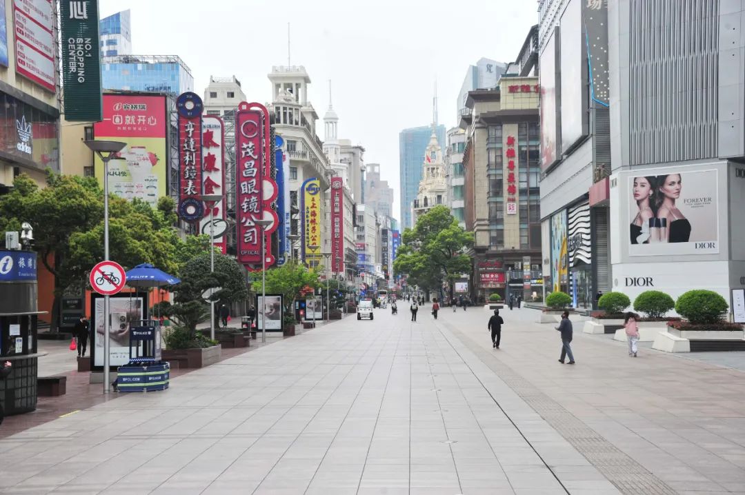 上海南京路步行街游客稀少。图源：视觉中国